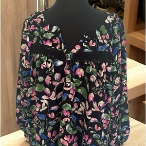 NWOT FLORAL PRINT BLOUSE